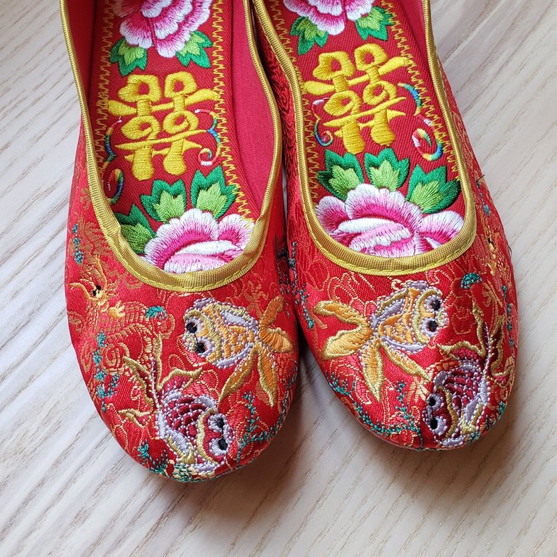 传统手工制造紅色鱼绣花鞋 KW11201704 **附送赠品** - 女款休闲鞋 - 棉．麻 红色