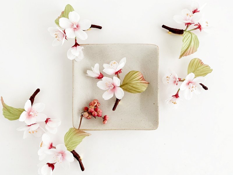 Brooch: Sakura at branch - 胸针 - 丝．绢 多色