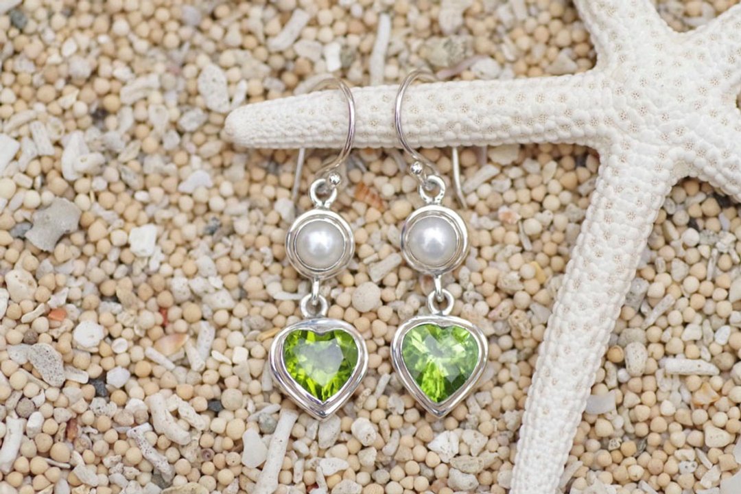 Heart peridot and freshwater pearl silver earrings - 耳环/耳夹 - 石头 绿色