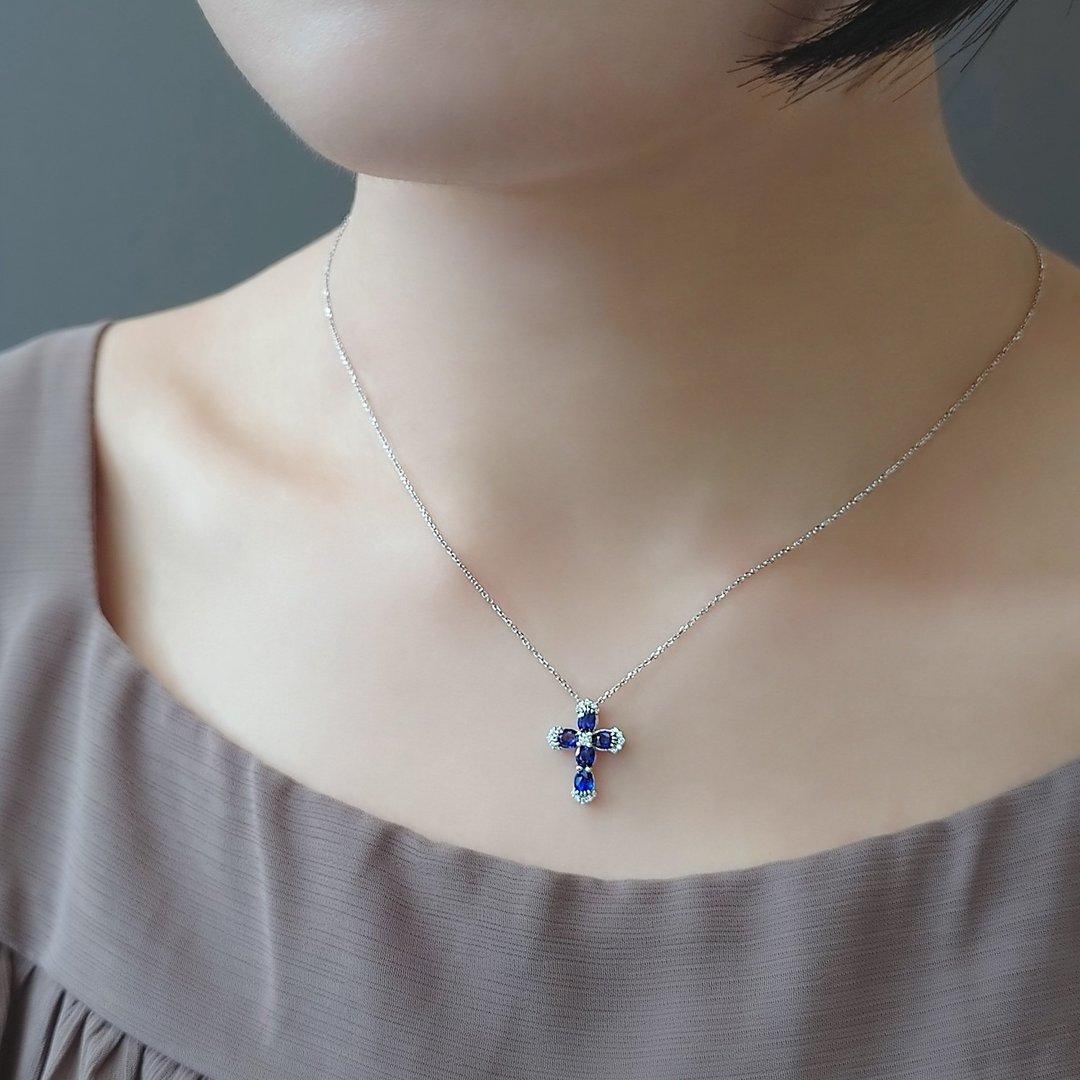 限量现货 - 天然蓝宝石 镶钻十字架 纯 18K 白金项链 JSN11 - 项链 - 宝石 蓝色
