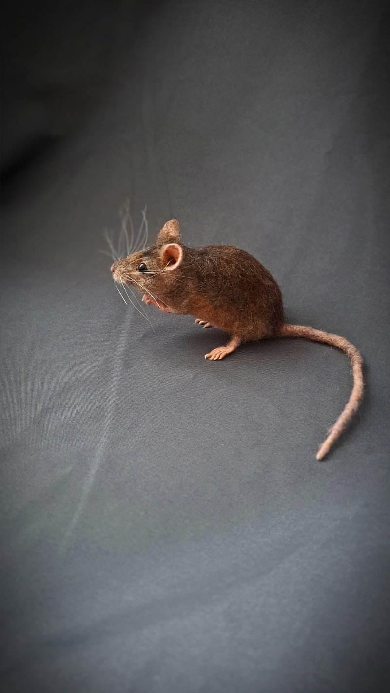 由羊毛制成的逼真的毡制老鼠雕像。礼物 - 花瓶/陶器 - 羊毛 咖啡色