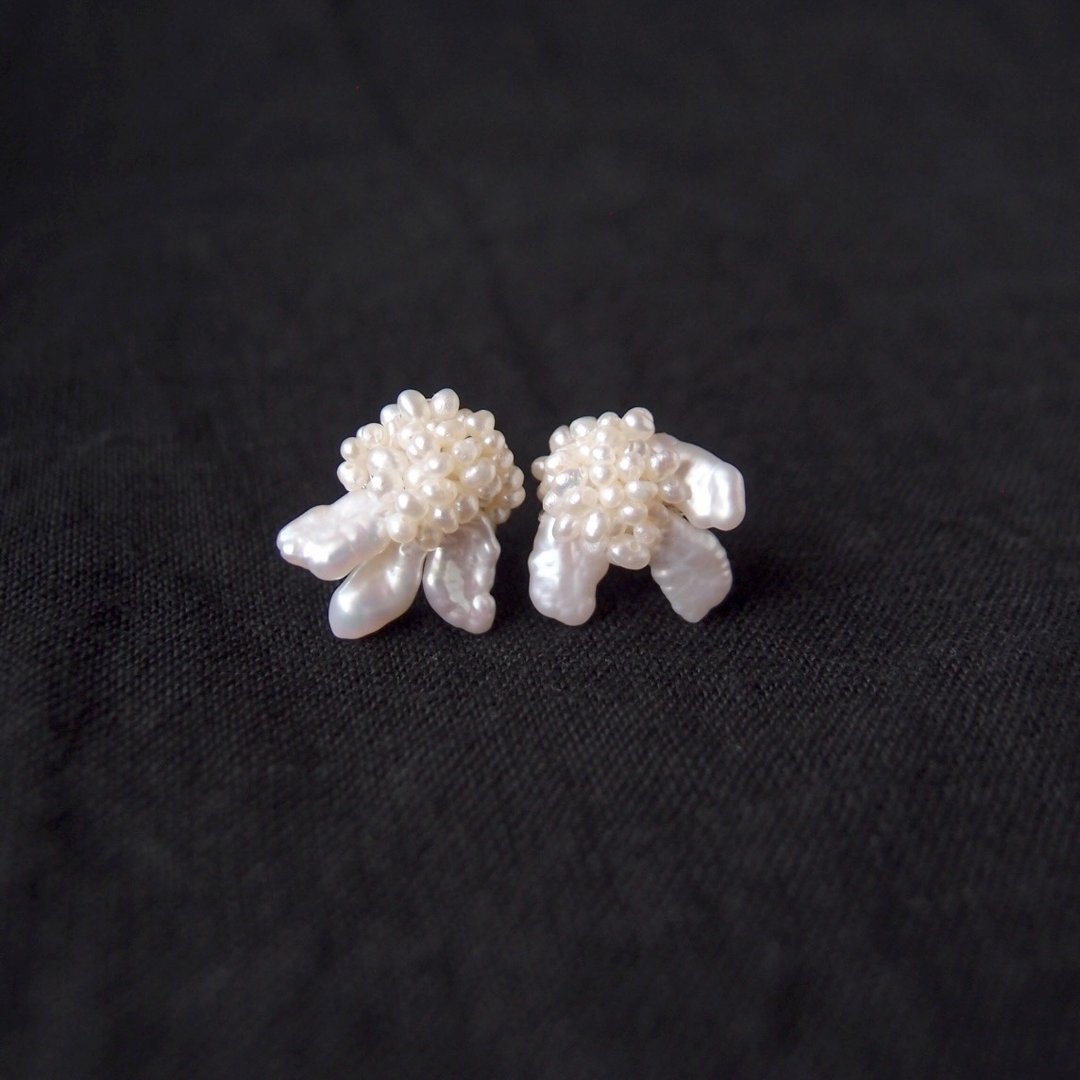 【珍珠刺绣 耳环】Hydrangea Earrings 珍珠耳钉 绣球花・Small - 耳环/耳夹 - 珍珠 白色