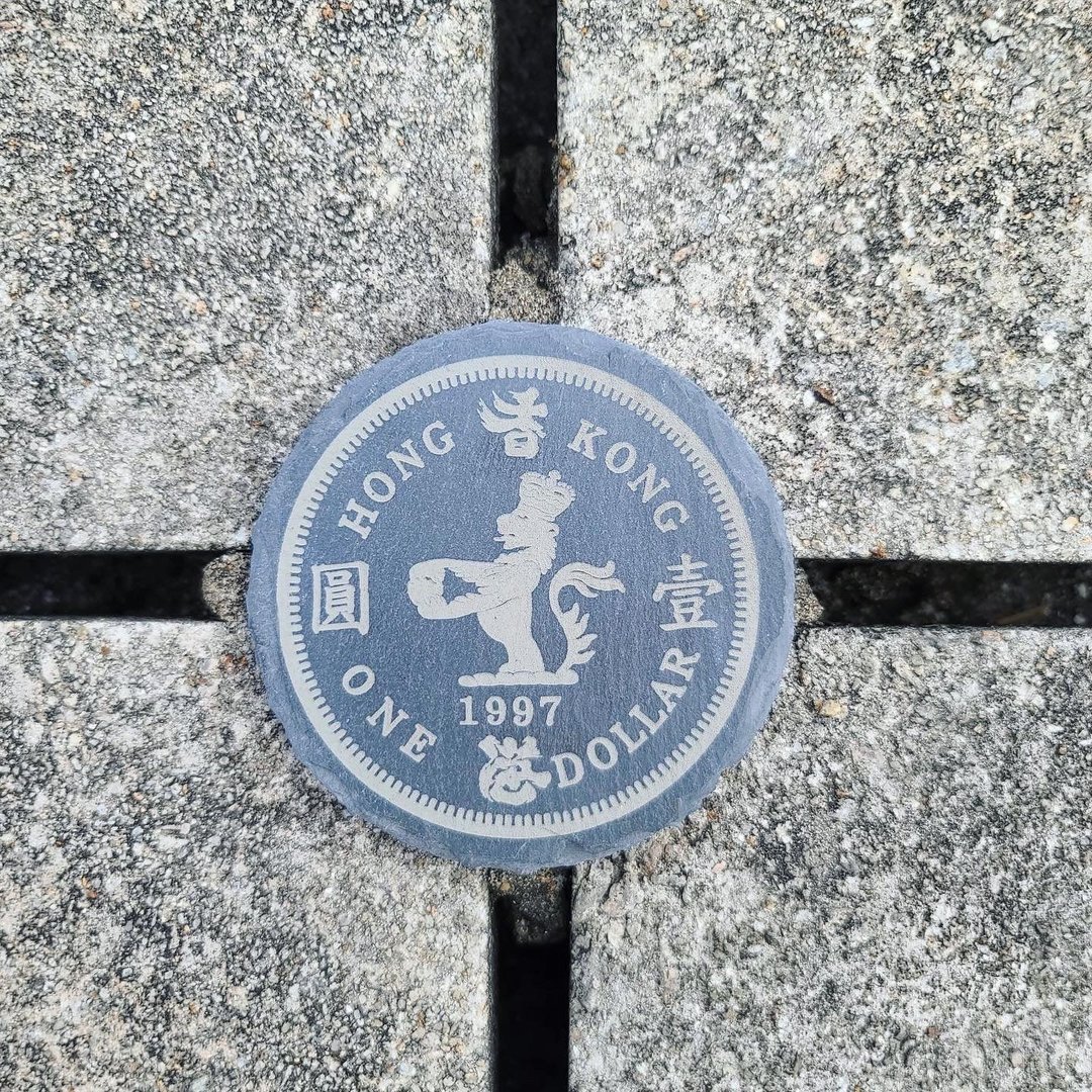 移民礼物 香港一蚊银 英女皇硬币设计杯垫 - 摆饰 - 其他材质 黑色
