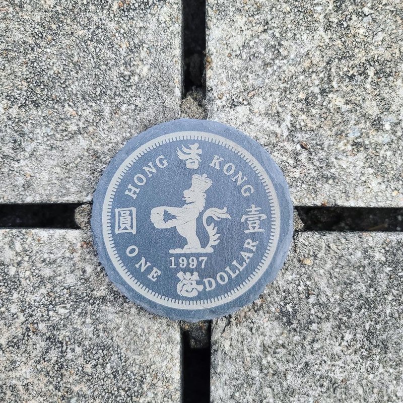 移民礼物 香港一蚊银 英女皇硬币设计杯垫 - 摆饰 - 其他材质 黑色