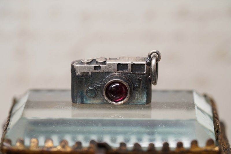 925银小相机吊坠 (P452) (不含项链) - 项链 - 纯银 