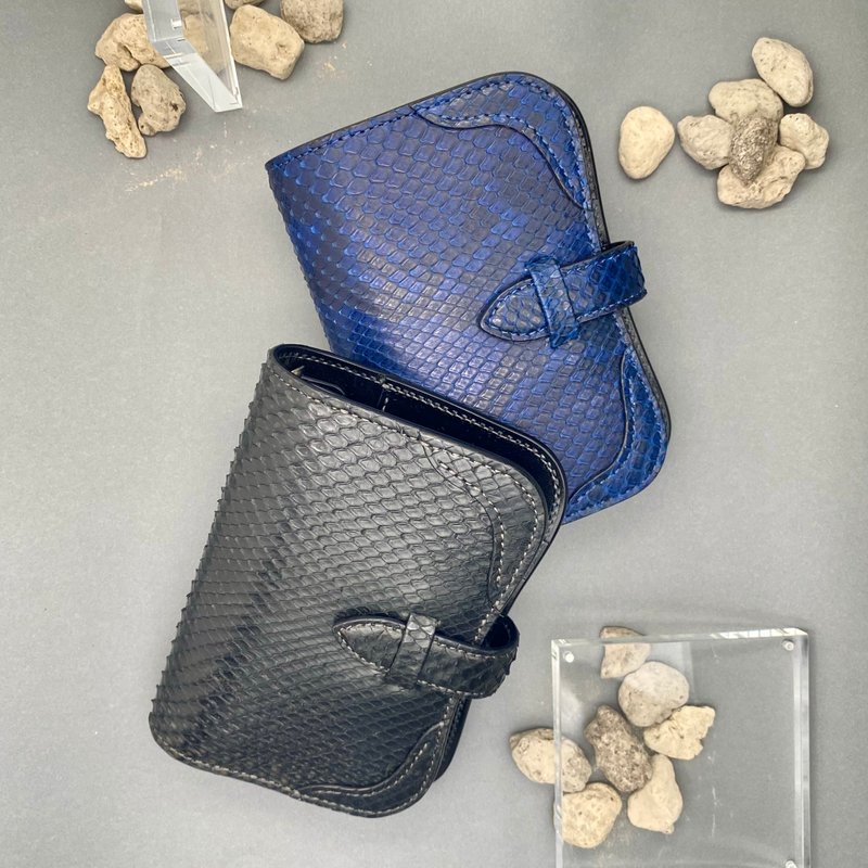 【WILDSWANS】ワイルドスワンズ 系统手帐 【蛇皮 蓝染】GENESIS (M6尺寸)【KA-KU大阪原创】黑色 - 笔记本/手帐 - 真皮 黑色