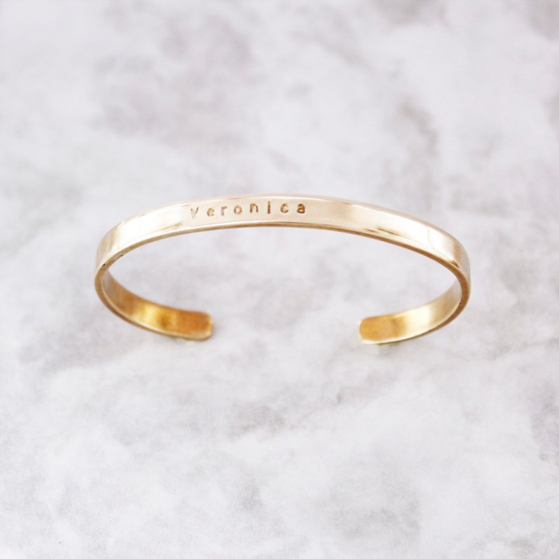 极简。黄铜手环 (单个)  定制化 手敲字母 纪念日 朋友 生日 礼物 - 手链/手环 - 铜/黄铜 金色