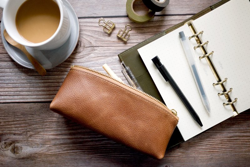 极简三角大容量皮革笔袋 l 欧洲荔枝纹牛皮 l 牛皮化妆包 - 铅笔盒/笔袋 - 真皮 咖啡色