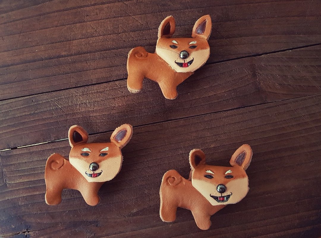 可爱柴犬兜风去纯牛皮钥匙圈 - 可刻名字 - 钥匙链/钥匙包 - 真皮 咖啡色