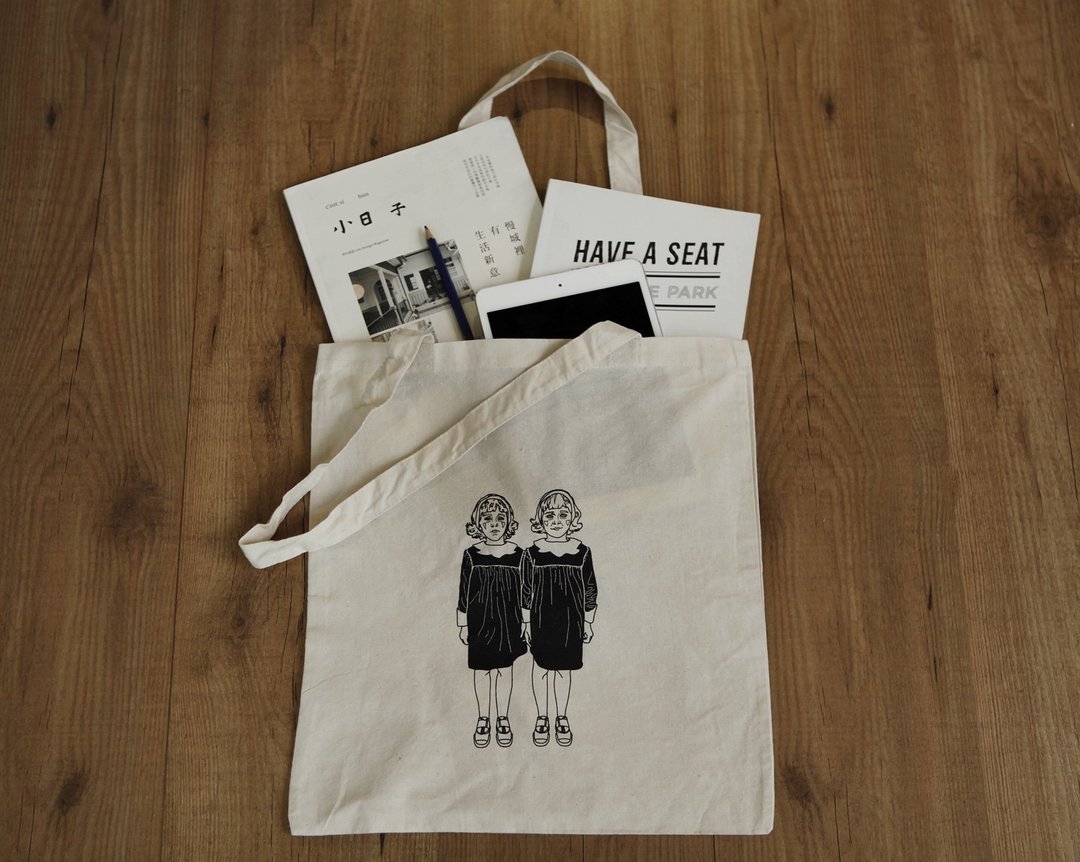 双胞胎女孩环保袋/插画/手工丝网印刷/tote bag - 后背包/双肩包 - 棉 黑色