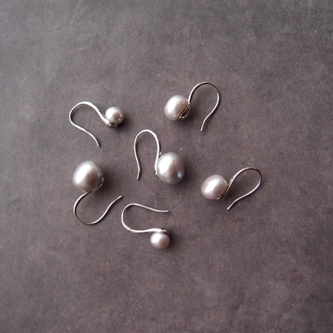 【灰色中款】Baby Spoon Pearl Earrings 宝贝汤匙 珍珠耳针 银色 - 耳环/耳夹 - 宝石 银色