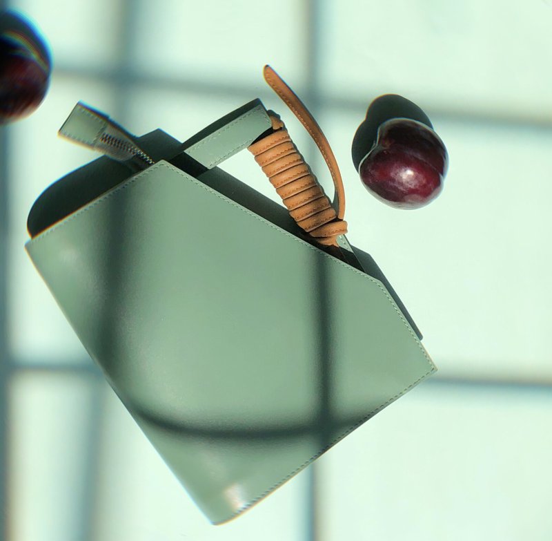 绿色切角包│设计师品牌 小众原创 单肩绑带斜挎手拿牛皮包女包 - 手提包/手提袋 - 真皮 绿色