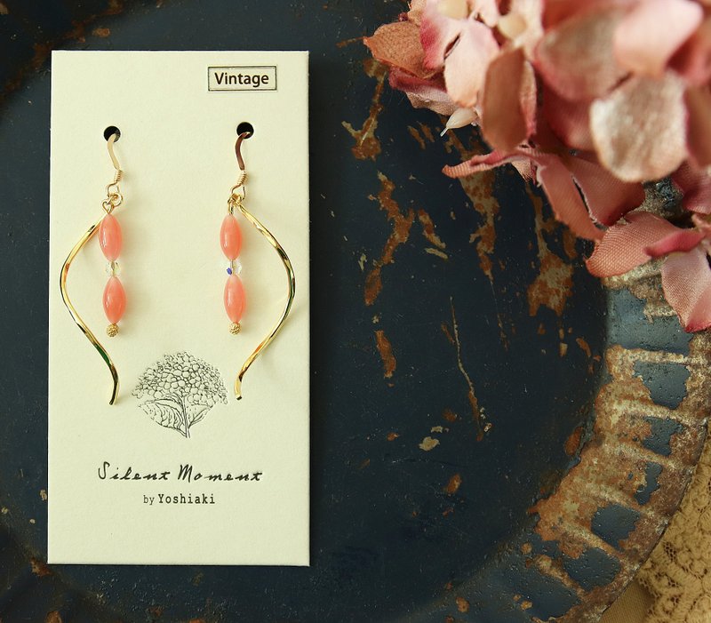 【换季特卖】蜜桃红米粒玻璃珠 施华洛水晶日本金属配件18kgf耳勾 - 耳环/耳夹 - 琉璃 粉红色