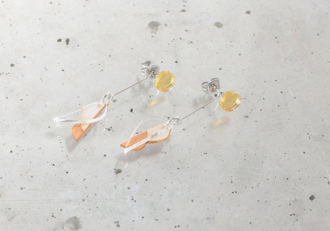 Small hane earrings / GOLD × WHITE - 耳环/耳夹 - 木头 白色