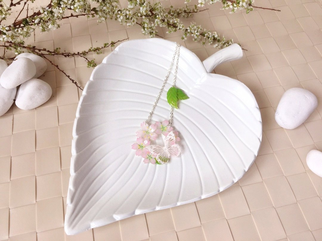 *Haku·Neko* [桜花限定系列] 蝶恋花手绘粉樱花白纹蝴蝶花环叶子颈链 项链 - 颈链 - 压克力 粉红色