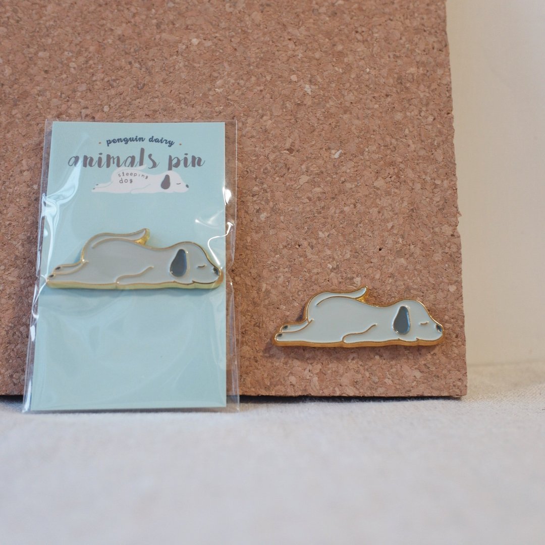 训教狗铁襟章 | sleeping dog pin - 徽章/别针 - 其他金属 