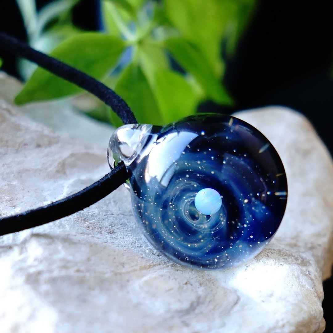 The world of the starry sky. White Opal Glass Pendant Space Star 玻璃 Japanese-made Japan Handcrafted Hand-made Free Shipping - 项链 - 玻璃 蓝色