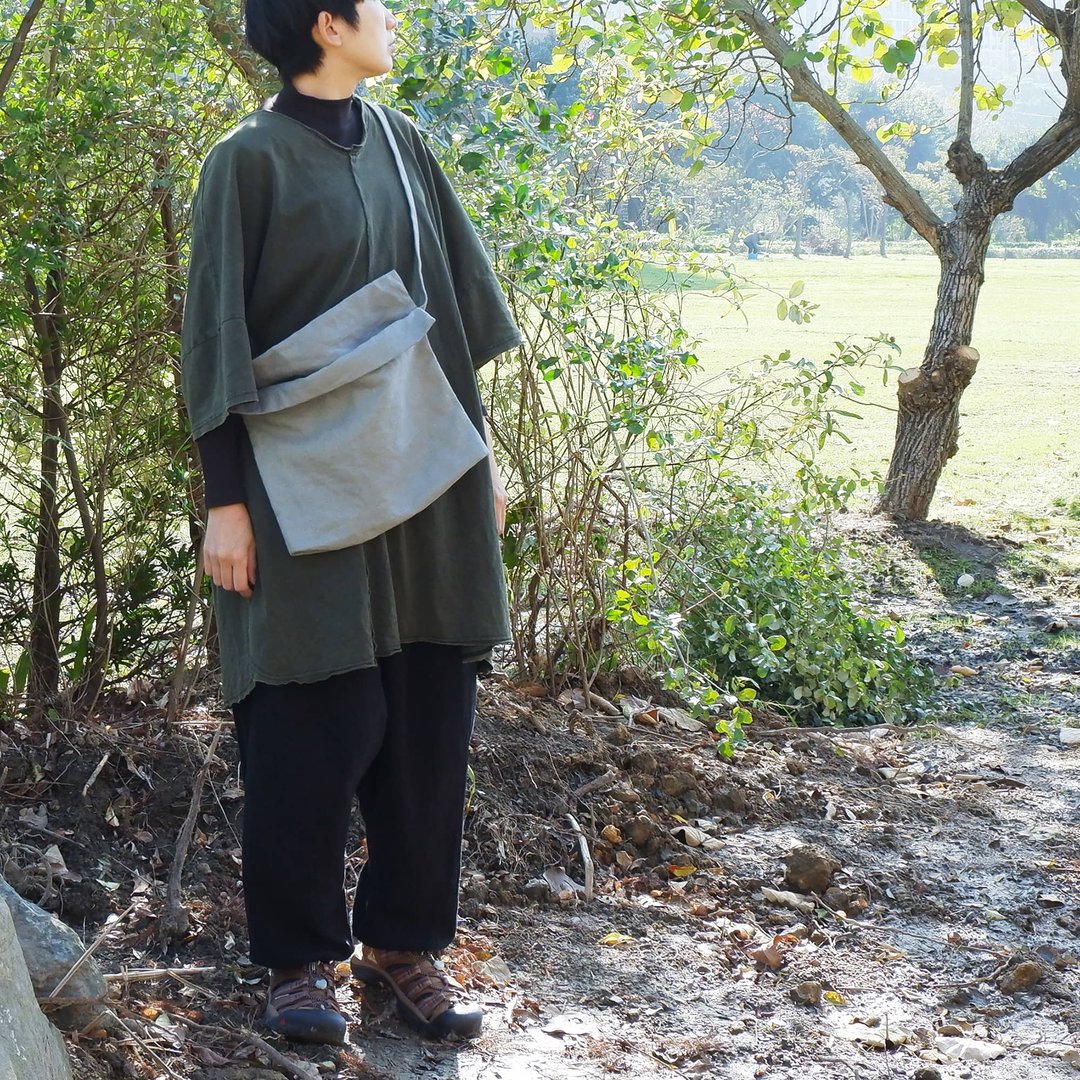 一片砂岩背袋 旅行小包 棉麻随身包 - 侧背包/斜挎包 - 棉 灰色