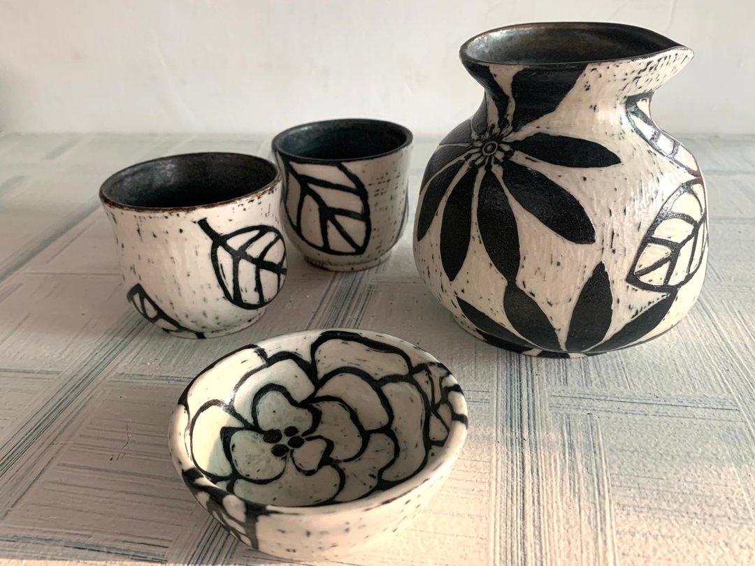 阳刻系列-花卉白陶酒壶杯4件组_陶制容器 - 酒杯/酒器 - 陶 白色