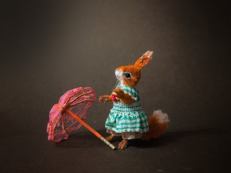 这位 4.2 厘米高的小小时尚达人。钩针编织的迷你逸品。 - 玩偶/公仔 - 其他材质 橘色