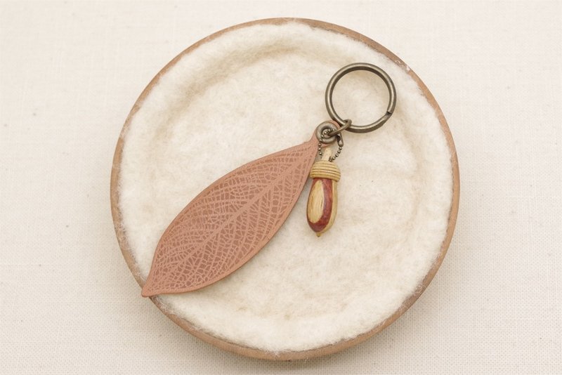 no.037 Leather leaf & Wood carving acorn keychain(LK-1&D-1) - 钥匙链/钥匙包 - 木头 咖啡色
