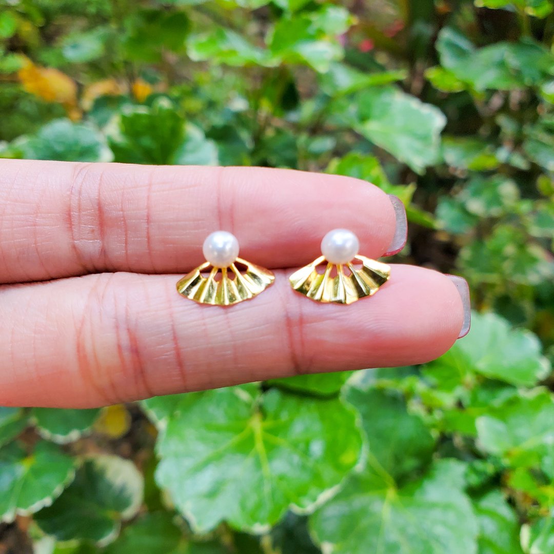 。传统扇子。天然淡水白圆珍珠耳钉。925纯银镀金。 - 耳环/耳夹 - 珍珠 金色