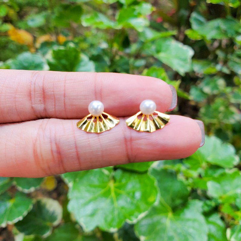 。传统扇子。天然淡水白圆珍珠耳钉。925纯银镀金。 - 耳环/耳夹 - 珍珠 金色