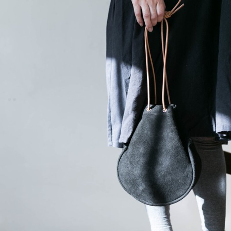 Genuine leather suede / velor drawstring sacoche bag black - 化妆包/杂物包 - 真皮 黑色