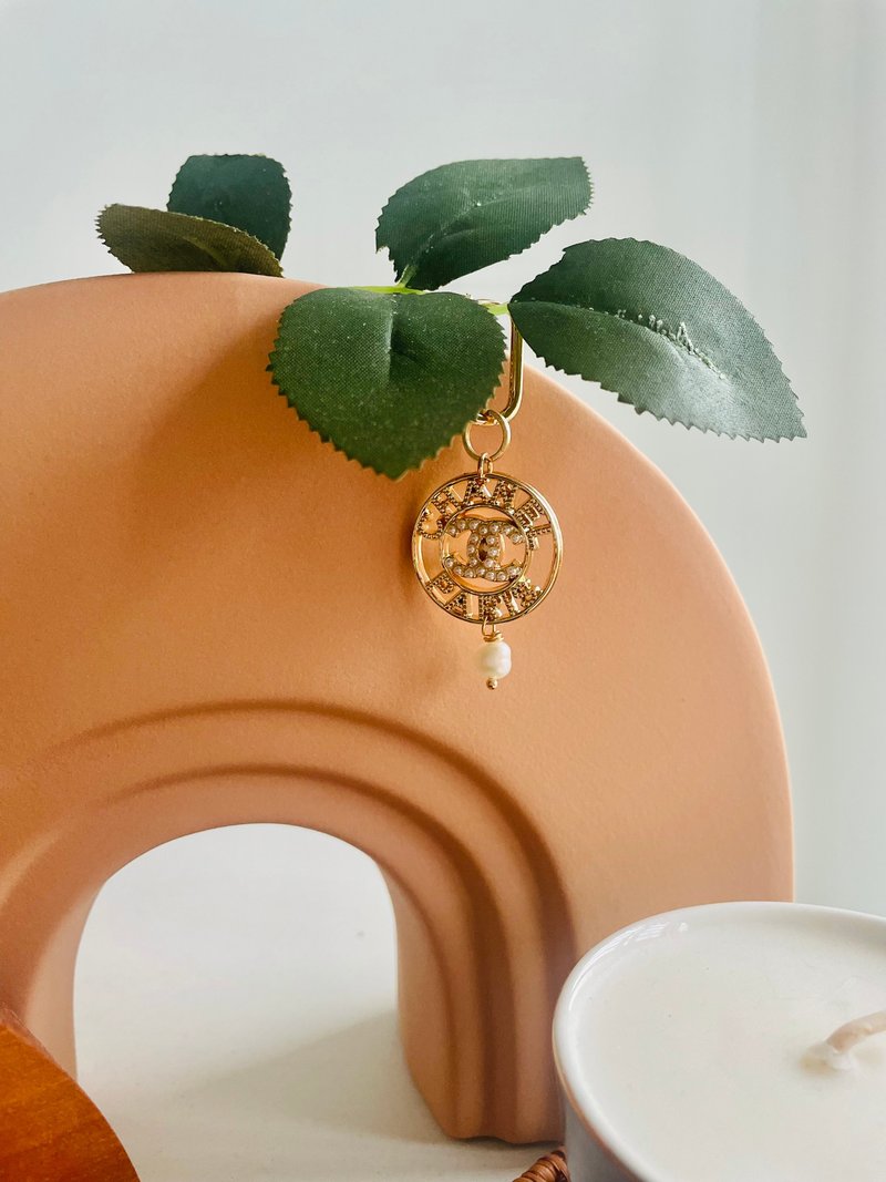 独一无二 - Chanel 香奈儿中古钮扣手工制作的14K镀金单边耳环 - 耳环/耳夹 - 其他金属 金色