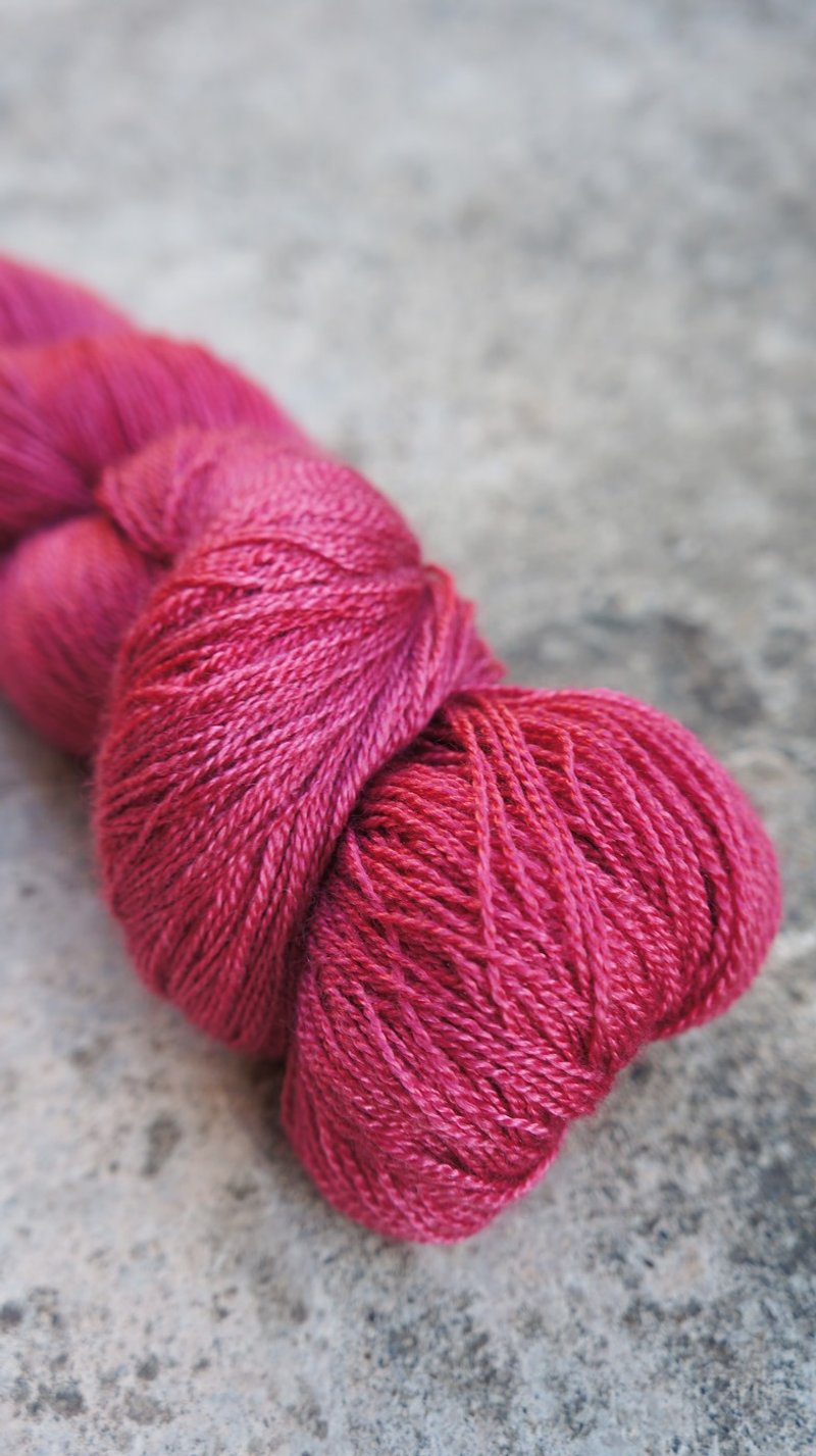 手染蕾丝线。酒红 (55 BFL/45 Silk) - 编织/刺绣/羊毛毡/裁缝 - 羊毛 