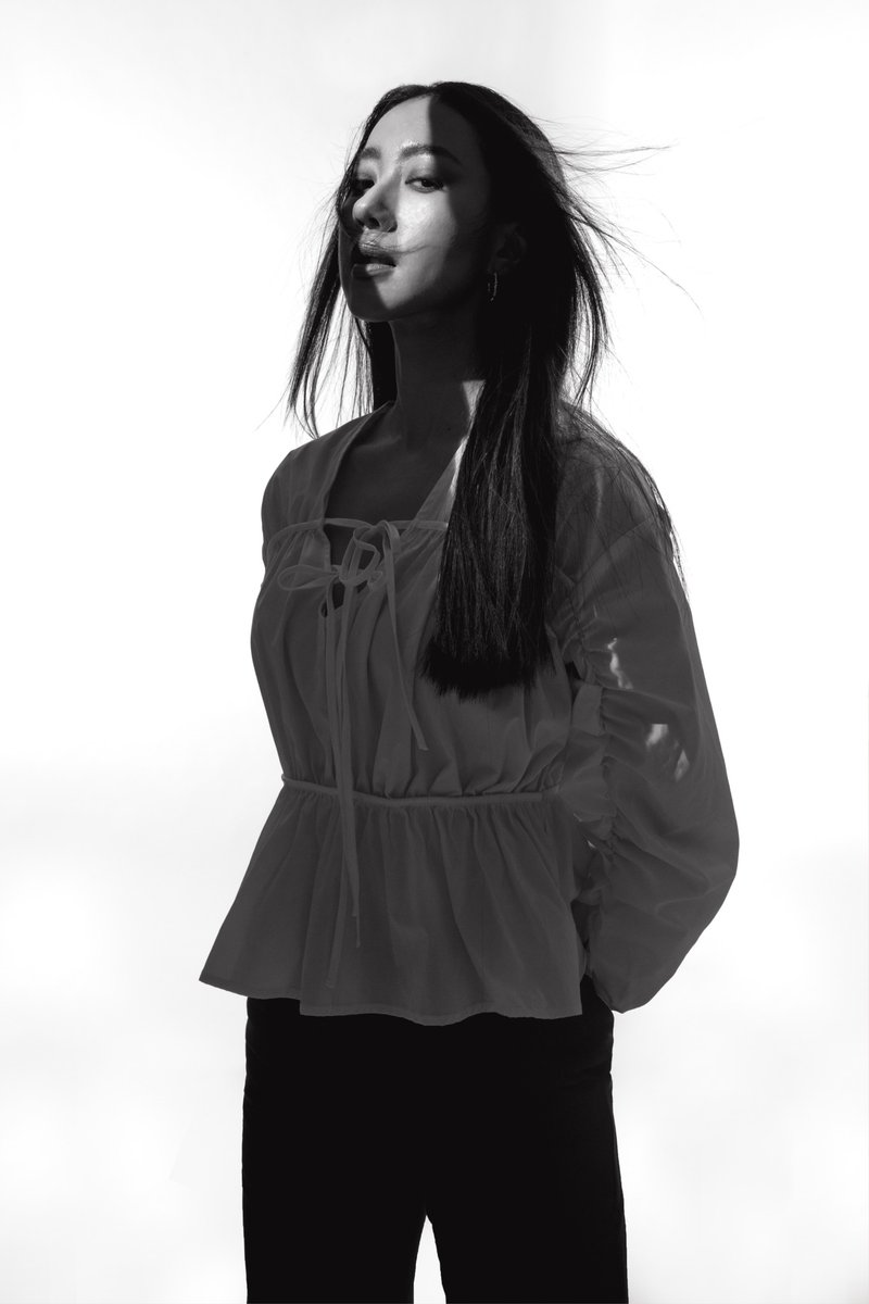 V领细摺系带上衣 - 女装上衣 - 棉．麻 白色