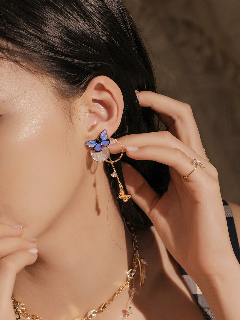 角色互换身分。 MUCHAT手作14KGP蝴蝶圆框贝壳片垂坠后扣耳环 - 耳环/耳夹 - 其他材质 蓝色