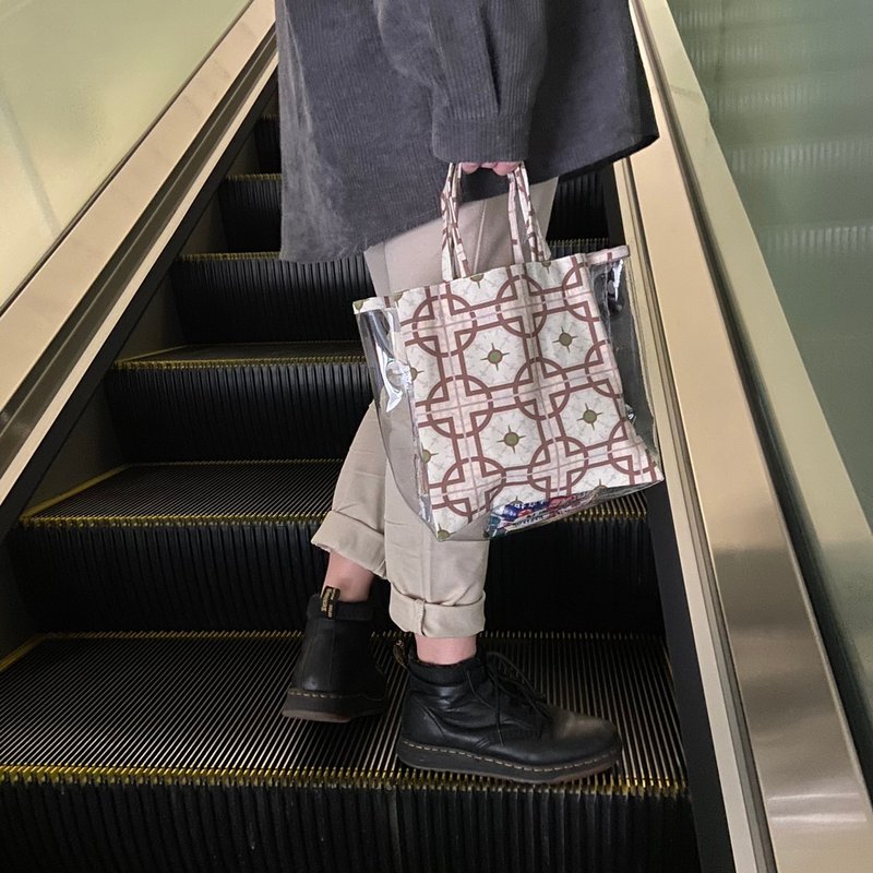 【五倍券优惠】上班族好物【透明印花手提袋】花花砖 小托特 - 手提包/手提袋 - 其他材质 多色