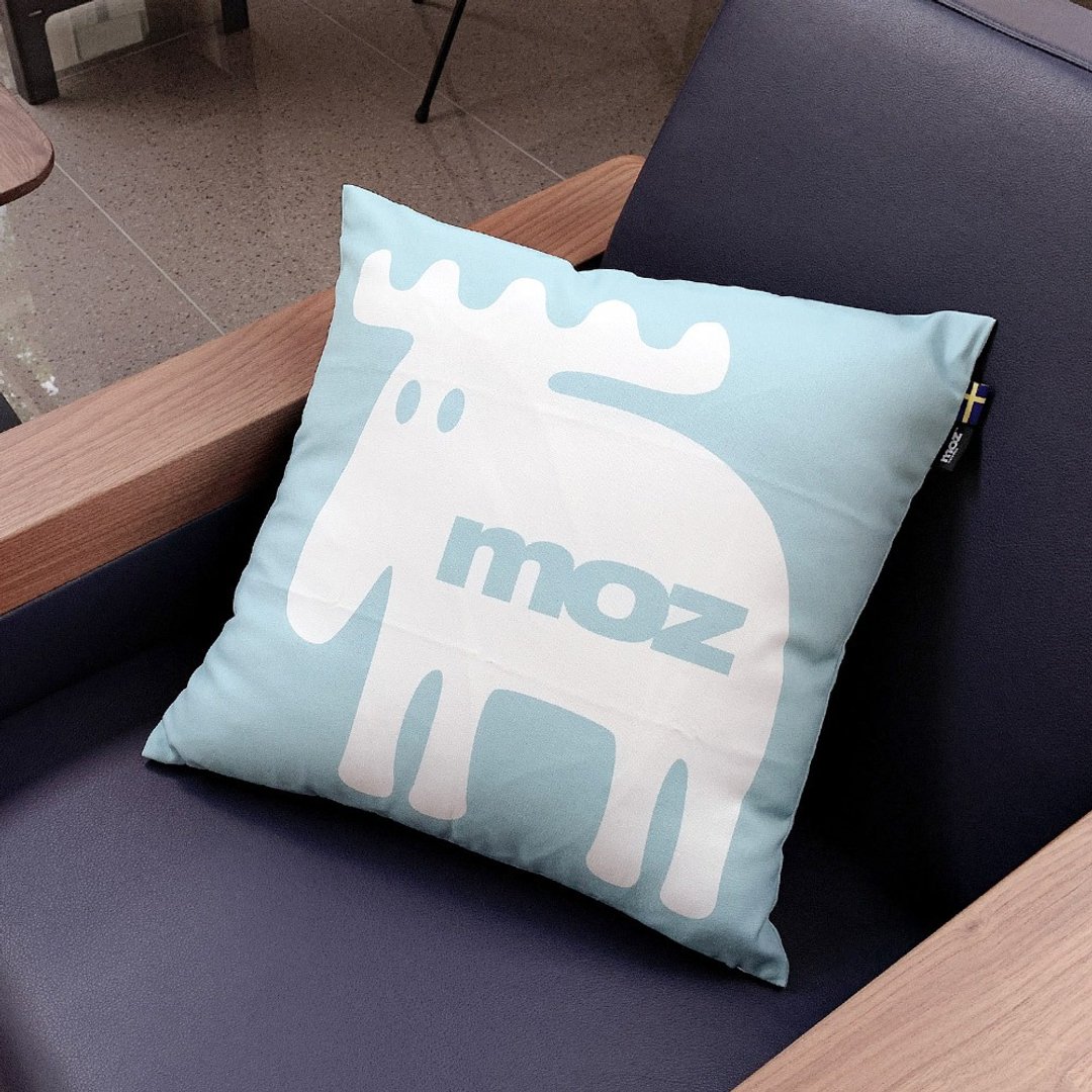 moz瑞典 北欧风双面抱枕套(经典LOGO-天空蓝)45cm - 枕头/抱枕 - 聚酯纤维 蓝色