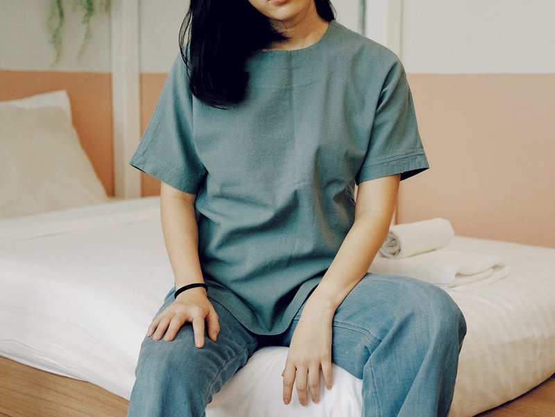 Mokk : A Blue Back-buttons Cotton Top - 女装上衣 - 棉．麻 蓝色