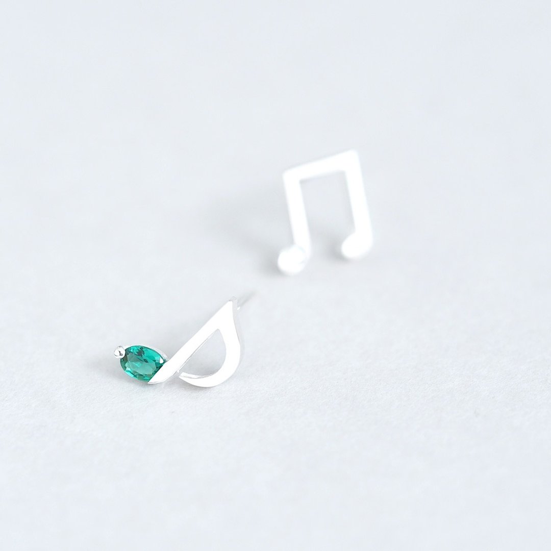 Emerald Eighth Note Earrings Silver 925 - 耳环/耳夹 - 其他金属 绿色