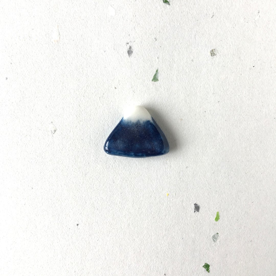 石下 / 深蓝色 山 大自然系列 富士山 陶瓷扣针 胸针 别针 - 胸针 - 瓷 蓝色