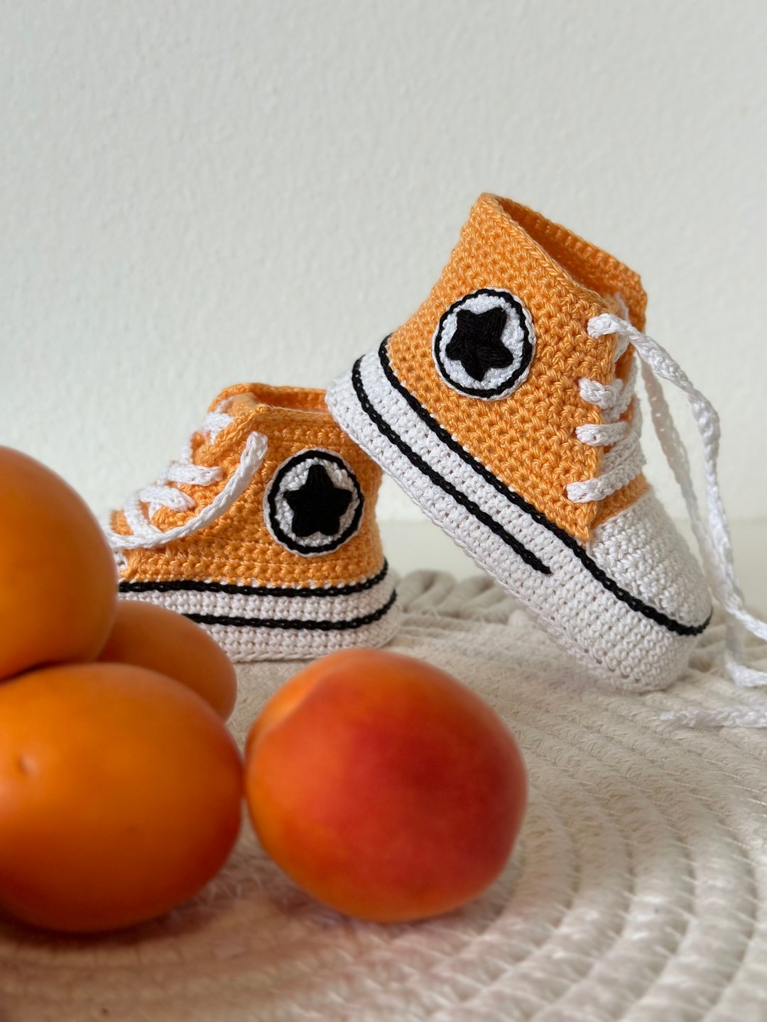 婴儿靴 Converse 钩针编织男女通用钩针婴儿靴子鞋淋浴礼物新生儿 - 婴儿鞋 - 棉 橘色