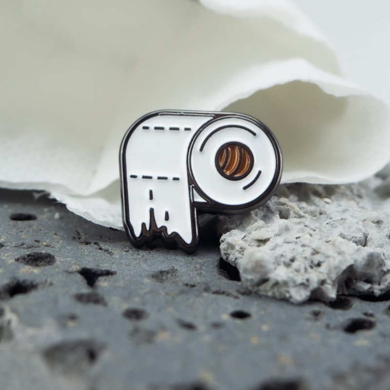 卫生纸珐琅别针 – 紧急情况下的卫生卷纸 |卫生纸职责 |托伊雷托佩帕埃纳 - 胸针 - 其他金属 白色