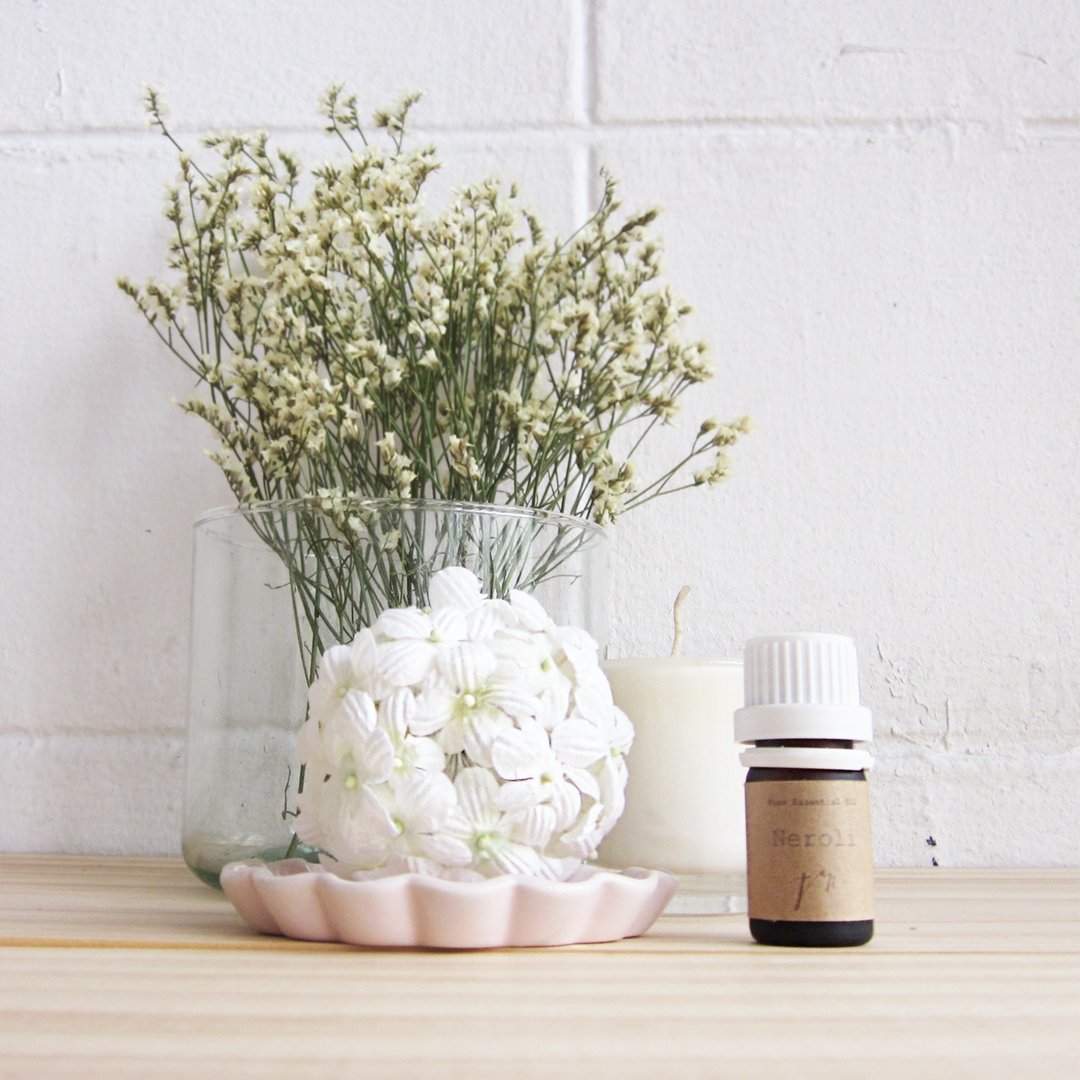 Essential Oil Neroli Scent with White Flower Diffuser - 香薰/精油/线香 - 植物．花 白色