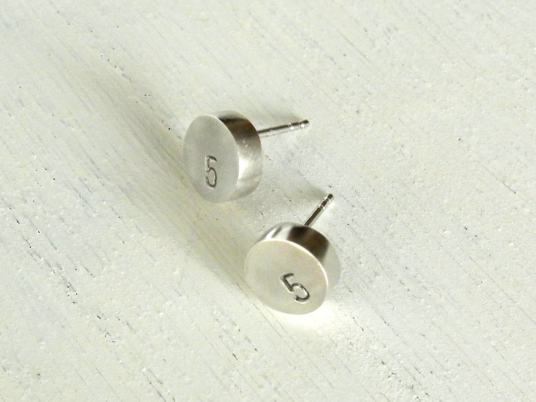[Made to order / engraving order possible] Number earrings / silver - 耳环/耳夹 - 纯银 银色