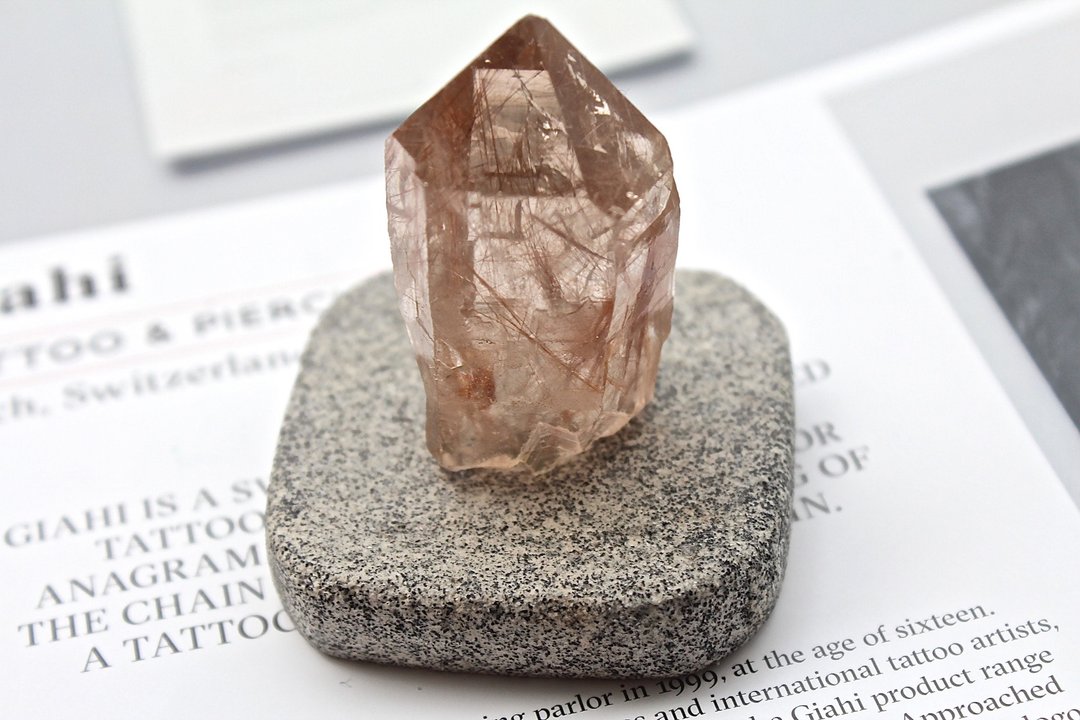 石栽 SHIZAI 天然金色发晶原矿-含底座 - 摆饰 - 宝石 金色