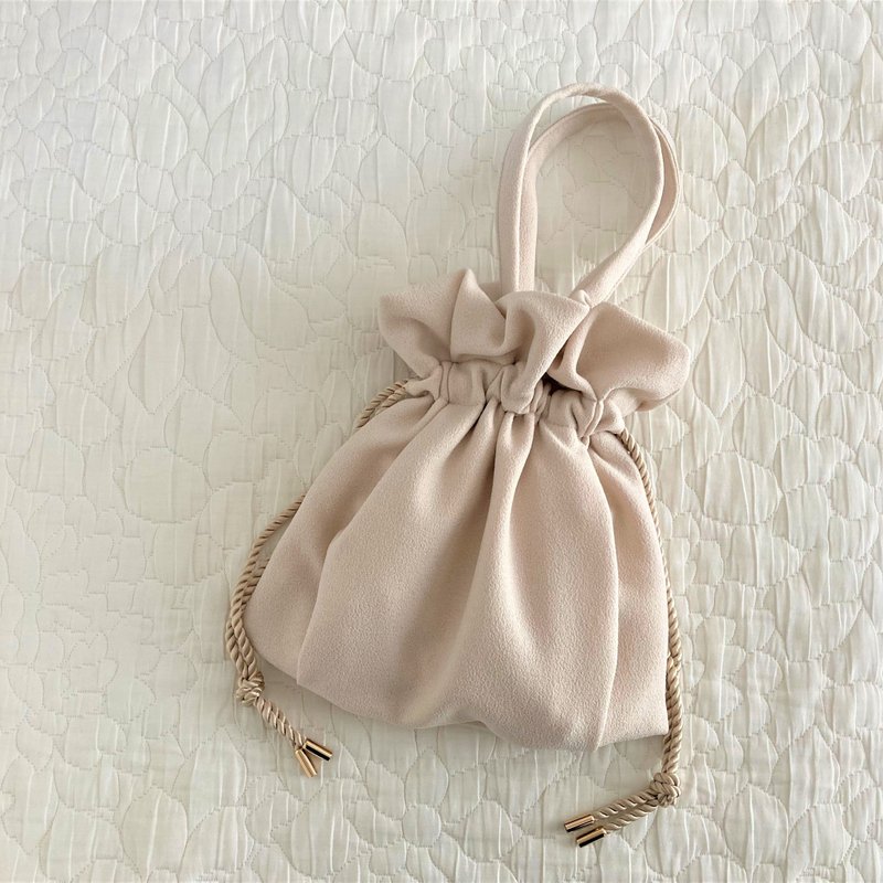 Crepe Amundsen Tuck Drawstring Mini Bag Milk Beige - 手提包/手提袋 - 其他材质 卡其色