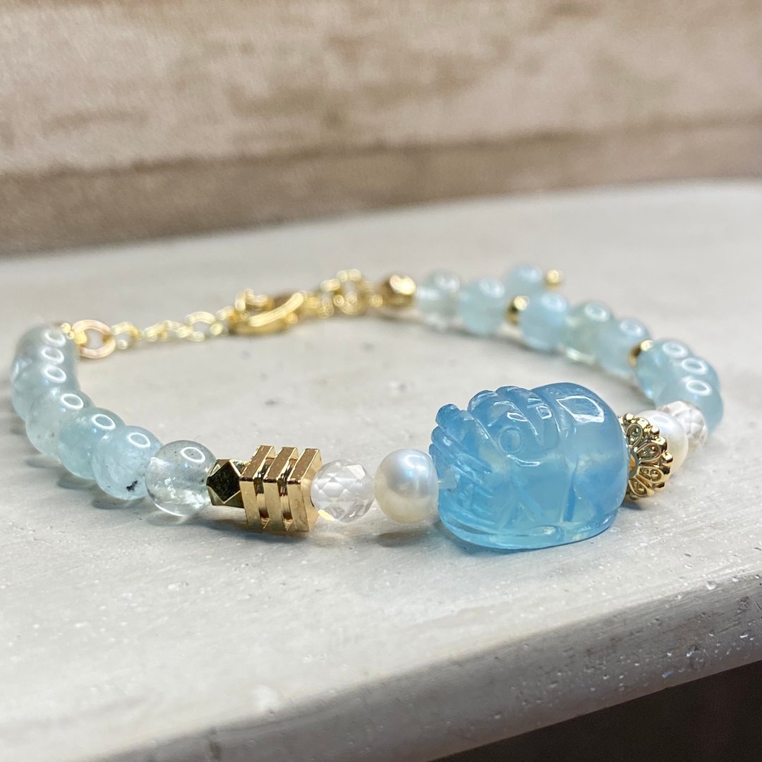 貔貅造型海蓝宝搭配白水晶珍珠14k包金配饰手链 J.Y.L邻手作 - 手链/手环 - 水晶 蓝色
