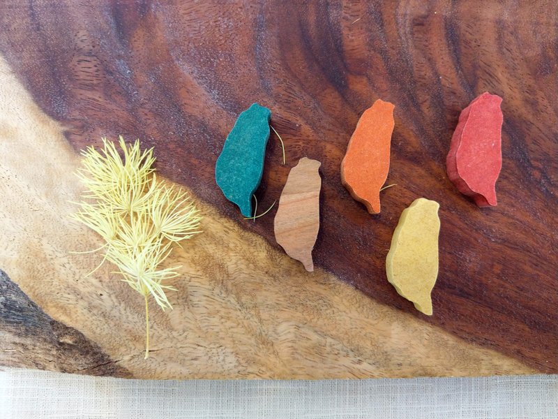 【办公小物】彩色 台湾磁铁5入TAIWAN 便利贴 文具必备 疗愈小物 - 冰箱贴/磁贴 - 木头 多色