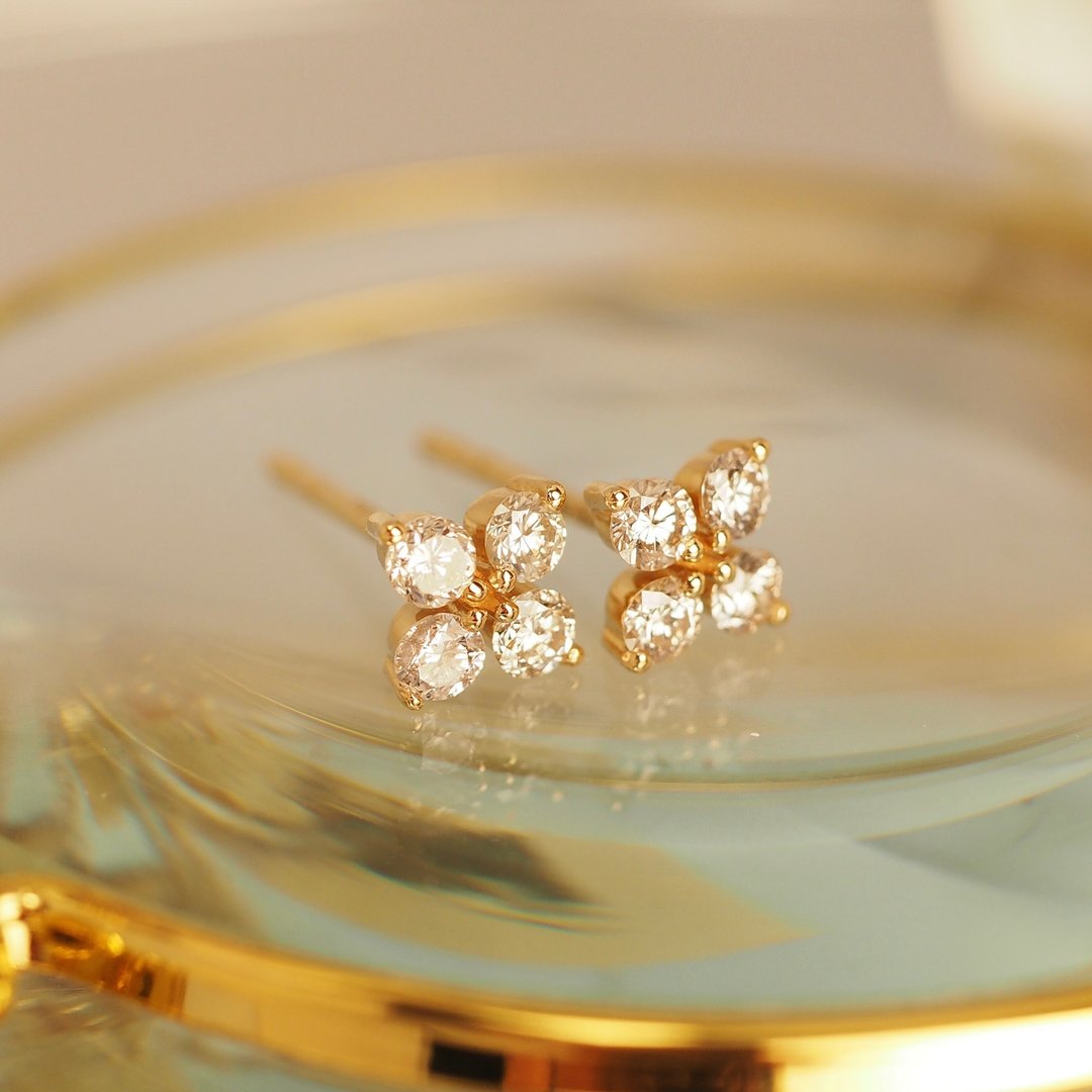 18K金钻石四叶草耳环 18K Gold The Diamond Clover Earrings - 耳环/耳夹 - 贵金属 