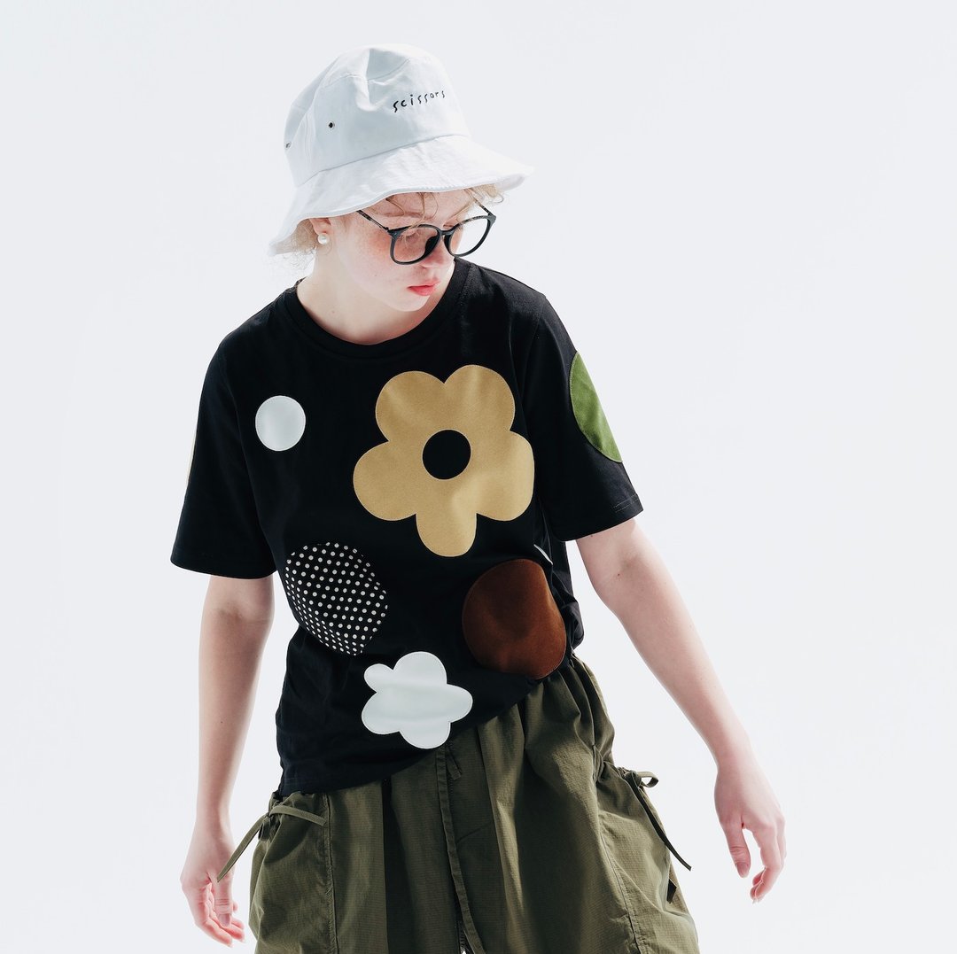 花朵拼贴黑色T恤 / T-shirt 上衣 短袖 - 女装 T 恤 - 棉．麻 黑色