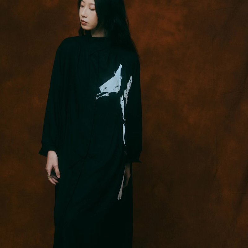 幽兰者手工绢印花影细褶领带洋装 - 洋装/连衣裙 - 棉．麻 黑色