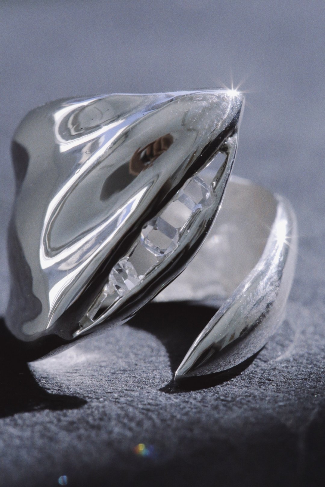 Fissured Fold – Wide Ring 界隙折叠展幅戒 - 戒指 - 宝石 银色