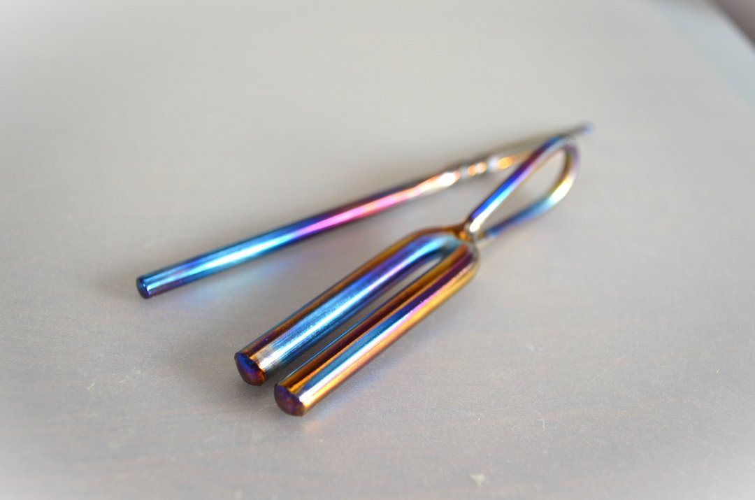 Titanium Tuning fork pendant・钛制音叉 1938Hz - 项链 - 其他金属 多色